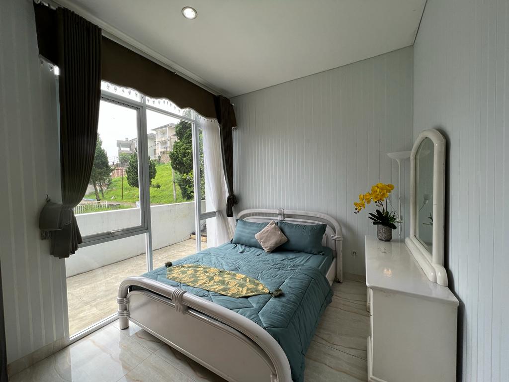 4 BR De Reiz Villa Forest Hill Syariah - Private Swiming Pool - Family Only