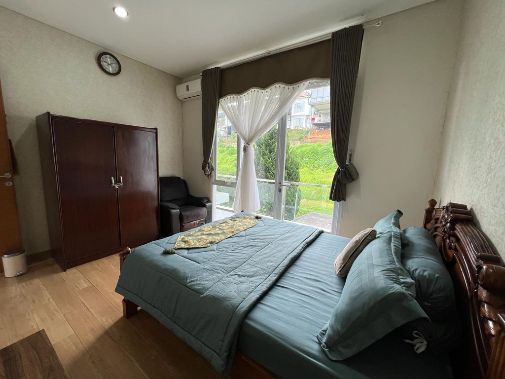4 BR De Reiz Villa Forest Hill Syariah - Private Swiming Pool - Family Only