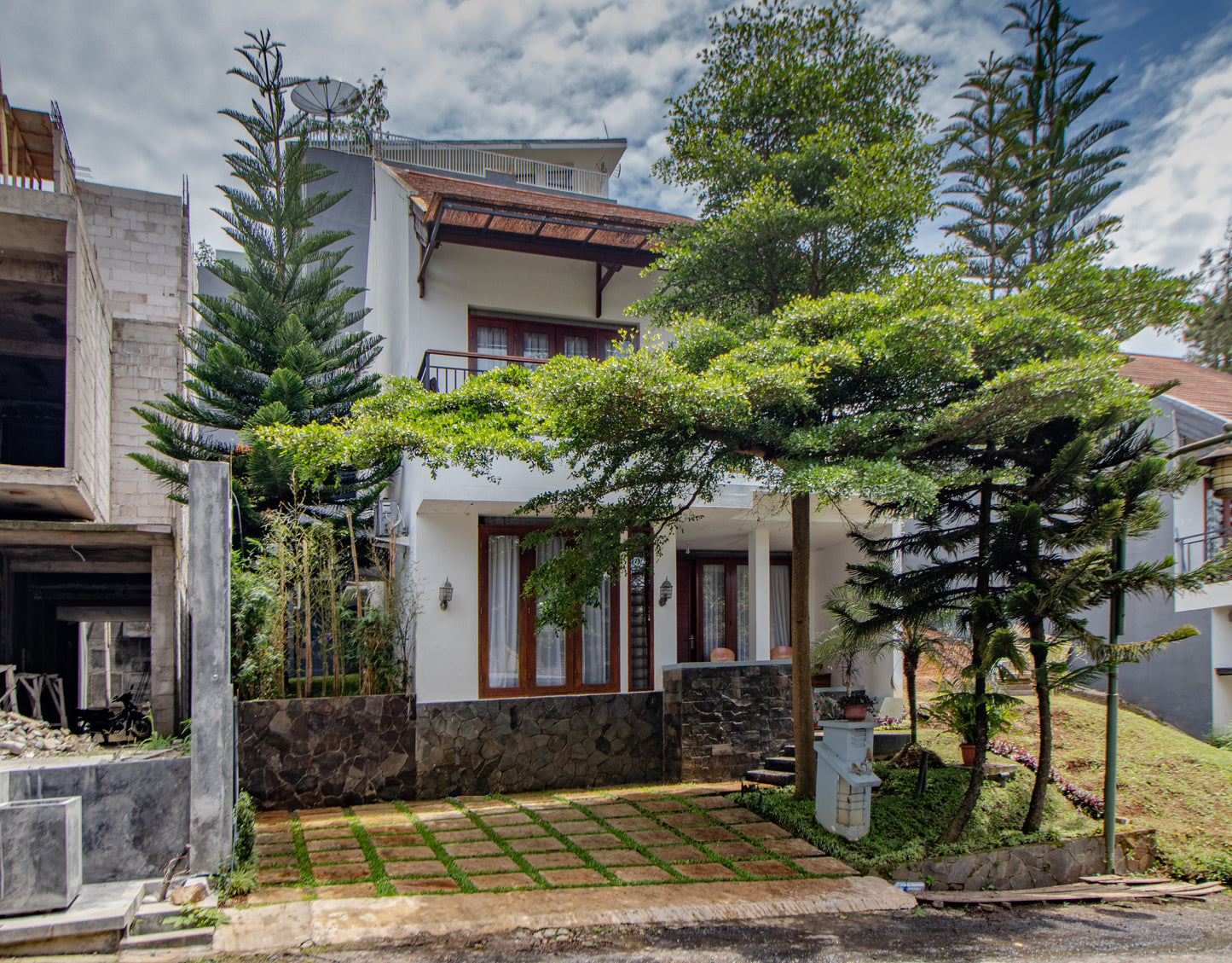 3 BR De Reiz Villa Dago Syariah - Private Swiming Pool - Family Only
