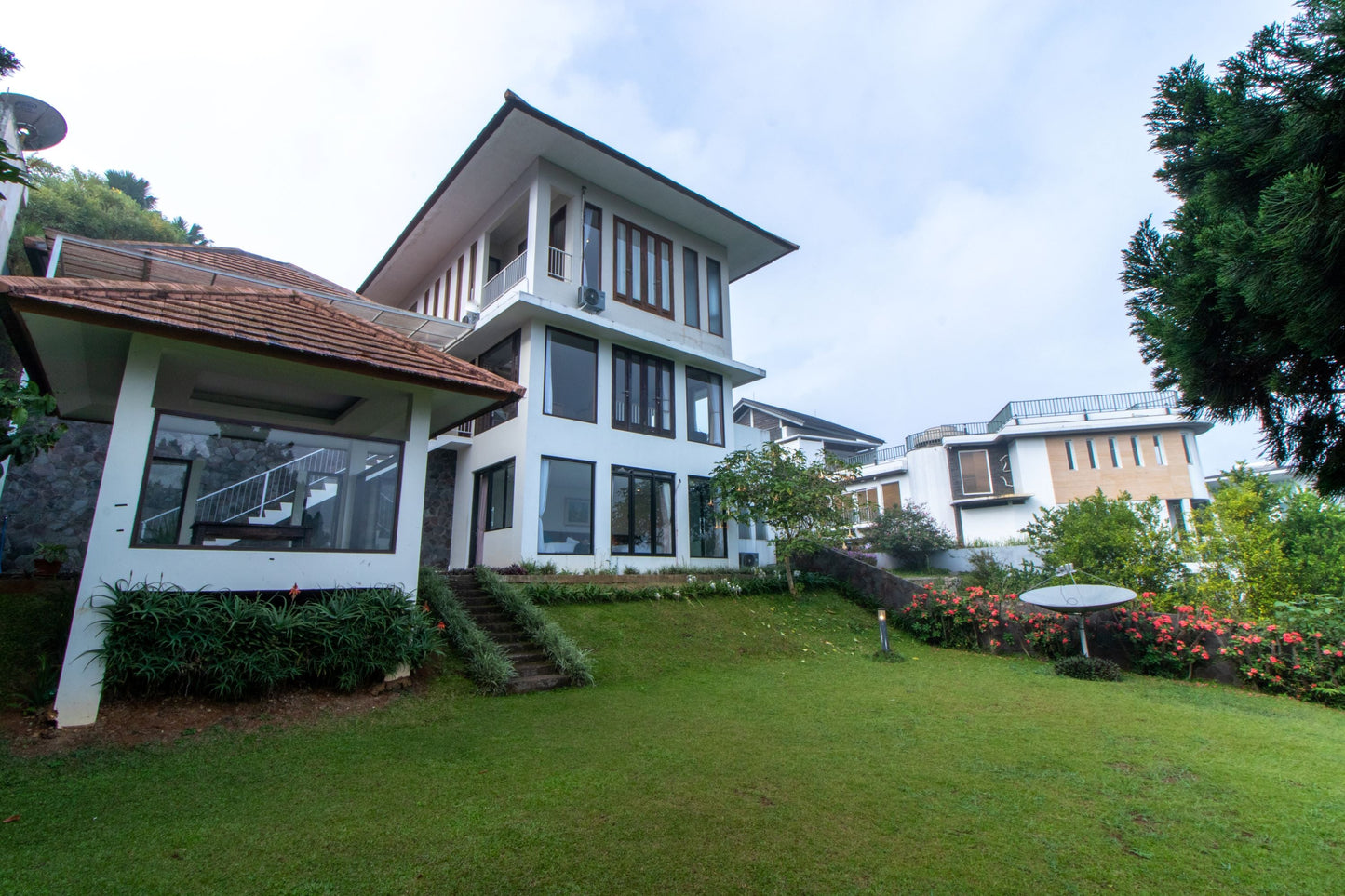 4+1 BR De Reiz Villa Kencana Syariah - Mountain View - Family Only