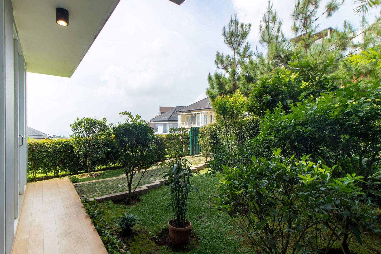 2 BR De Reiz Villa Rose Garden Syariah - City View - Family Only