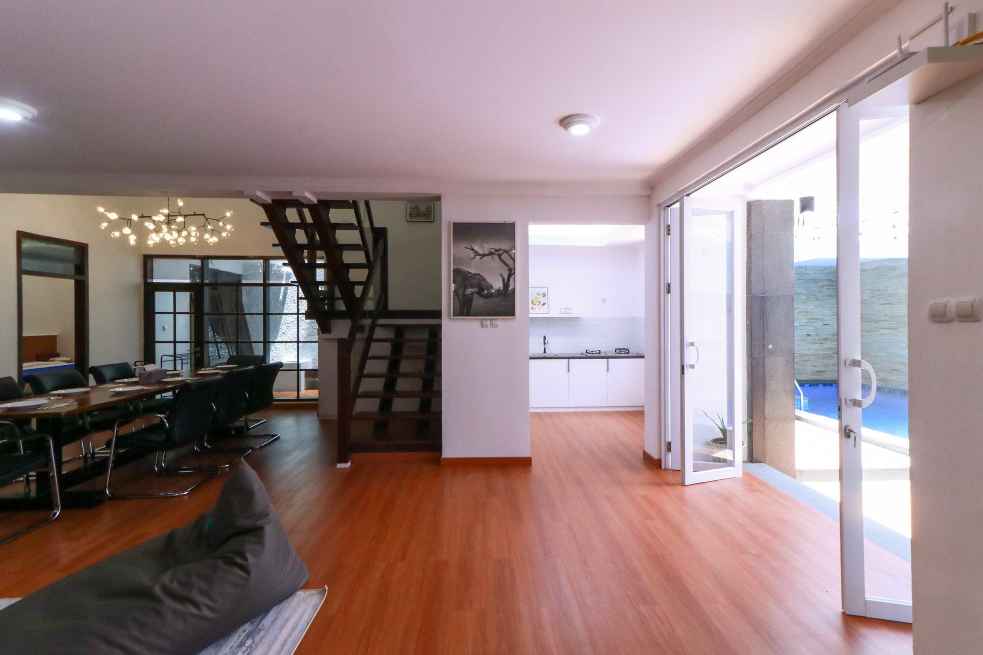 Holiday Home Bandung, Family Only, 5 BR, Private Swiming Pool - De Reiz Villa