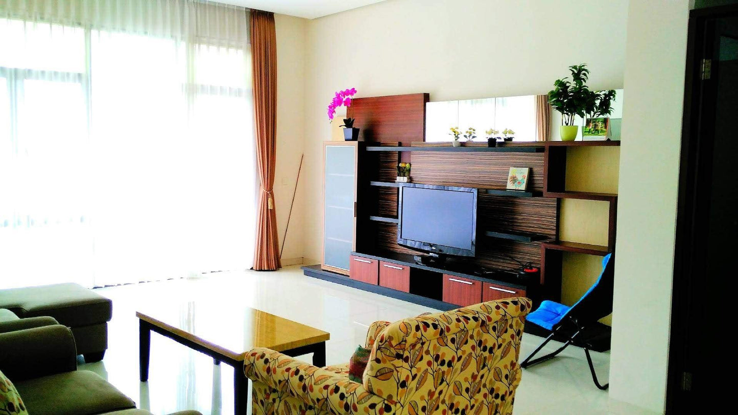 Villa Tina Syariah, 4 BR, Family Only, View Indah ke Resort Dago Pakar - De Reiz Villa