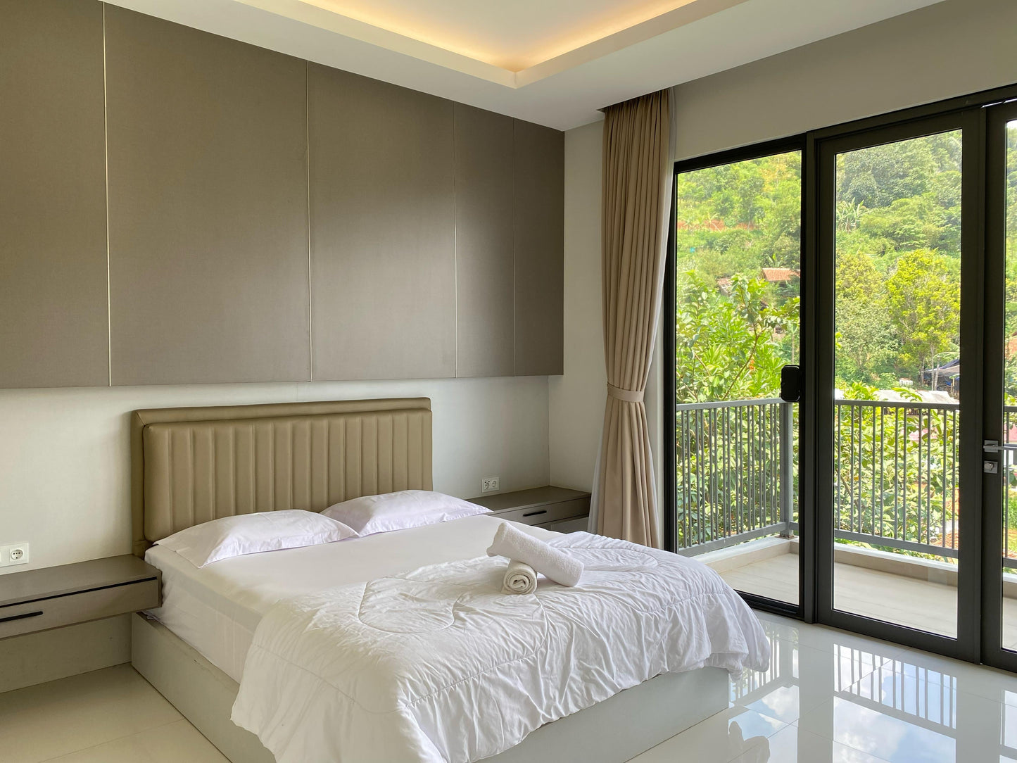 4 BR De Reiz Villa Rose Syariah - City View - Family Only