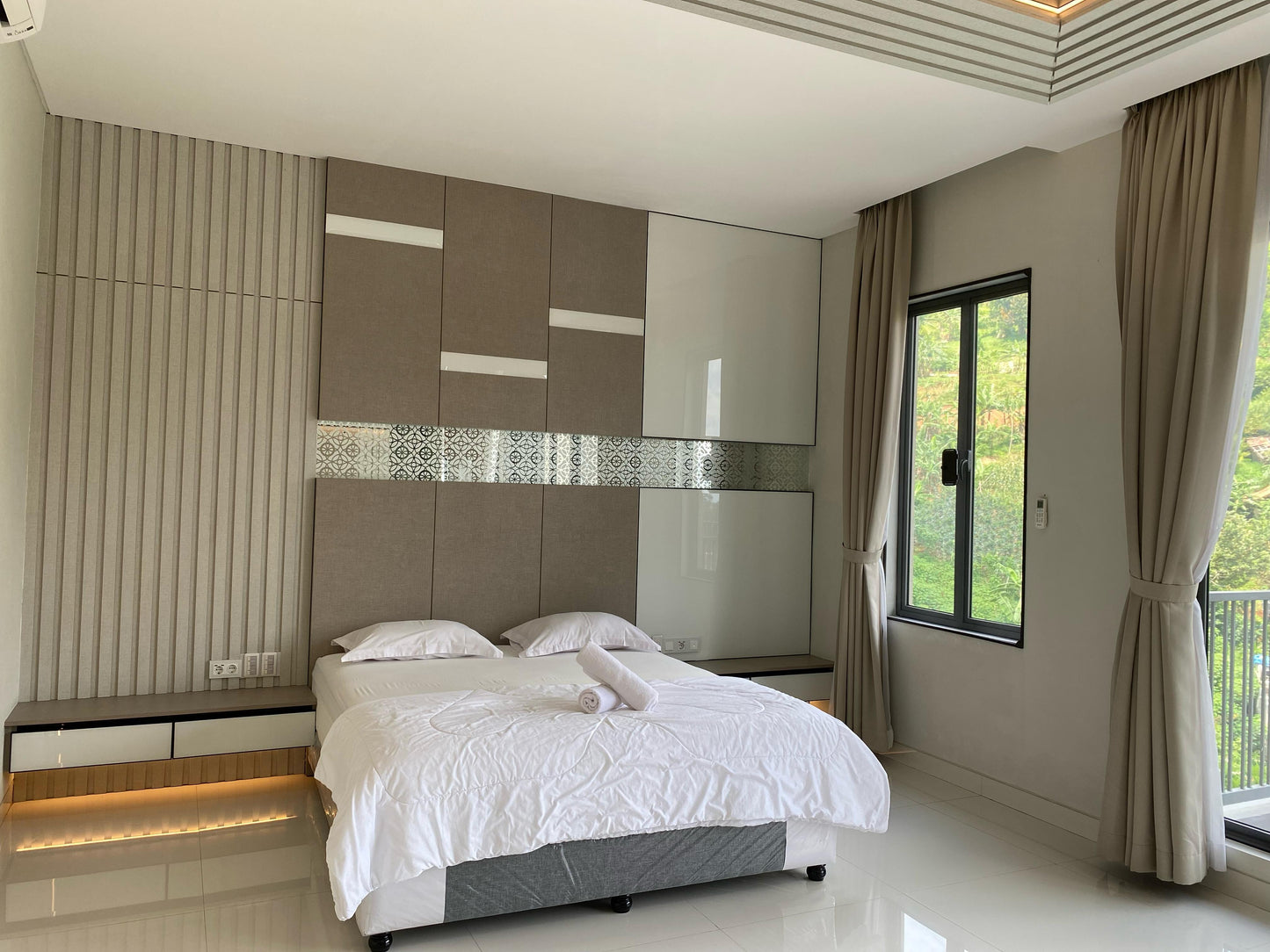 4 BR De Reiz Villa Rose Syariah - City View - Family Only